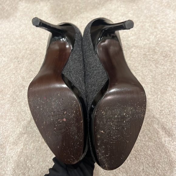 Stuart Weitzman Gray Round Toe Heels - Picture 8 of 9